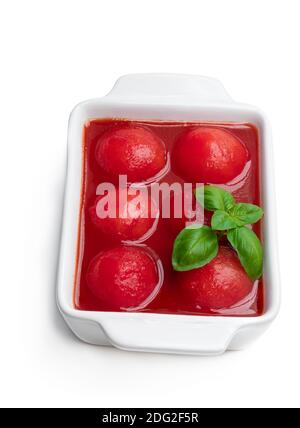 Hausgemachte geschälte Tomaten in Tomatensaft in Keramikschale isoliert Auf Weiß Stockfoto