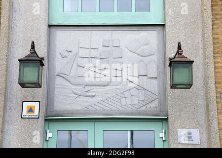 Signiertes Kunstwerk aus dem Jahr 1988 auf einem Gebäude für Erwachsenenbildung in Göteborg Stockfoto