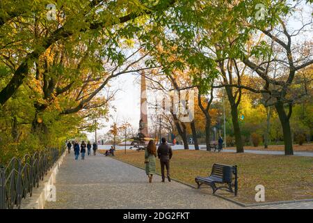 ODESSA, UKRAINE - 26. NOVEMBER 2020: Menschen gehen am Denkmal eines unbekannten Matrosen in Odessa Stockfoto