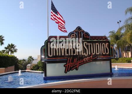 Universal Studios Logo umgeben von blauem Brunnenwasser. Schöne Hintergründe. USA. Los Angeles. Stockfoto