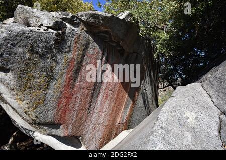 Hospital Rock ist ein großer Quarzitfelsen, der sich direkt am Generals Highway im Sequoia National Park, Kalifornien, befindet. Farben auf den Felsen gemalt. Stockfoto