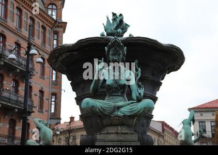 Wasserbrunnen von Tore Strindberg am Jarntorget öffentlichen Platz in Göteborg Stockfoto