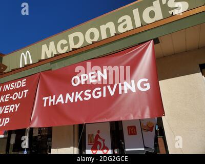 Foto eines McDonald's-Restaurants mit dem McDonald's-Schild und -Logo sowie einem Werbebanner mit der Aufschrift „Open Thanksgiving“ in Dublin, Kalifornien, 25. November 2020. () Stockfoto