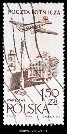 MOSKAU, RUSSLAND - 10. NOVEMBER 2018: Eine in Polen gedruckte Briefmarke zeigt Königliches Schloss in Warschau, Flug um Europa Air Race - Victory Serie, um 1957 Stockfoto