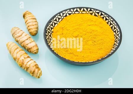 Kurkuma. Ein gesundes Gewürz von gelber Farbe, das in vielen Küchen der Welt verwendet wird. Pflanze in Form von Wurzel und Pulver Stockfoto