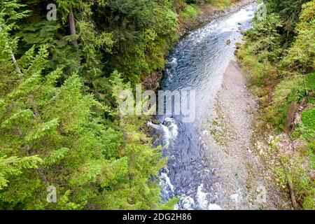 Blick auf den Capilano River und den umliegenden Wald im Norden von Vancouver, British Columbia, Kanada Stockfoto