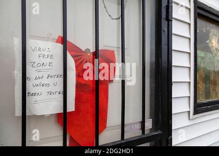 Detroit, Michigan, USA. Dezember 2020. Ein Schild neben einem Weihnachtsband an der Tür eines Geschäftsbereichs verkündet eine „virusfreie Zone“. Kredit: Jim West/Alamy Live Nachrichten Stockfoto