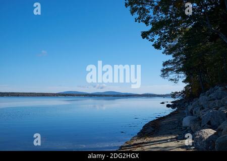 Ein kristallklarer, blauer, stiller Tag an der Union River Bay. Der Blick auf Mt Cadillac und Mt Dessert Island. In Surry, Maine. Stockfoto