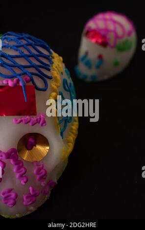 Traditionelle Zuckerwatte Mexikanischer Totenkopf, Tag der Toten, schwarzer Hintergrund Stockfoto