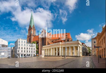 Schwerin, Deutschland. Panoramablick auf den Marktplatz und den Dom Stockfoto