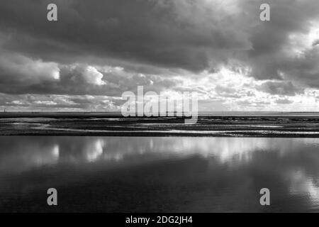 Moody Reflections am Chalkwell Beach, in der Nähe von Southend-on-Sea, Essex, England Stockfoto