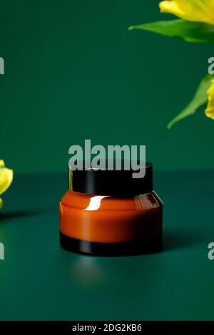 Glas von natürlichen feuchtigkeitsspendenden Creme für die Handpflege. Braune Amber Glas Behälter, Verpackungsdesign, pflanzliche Kosmetik Branding Stockfoto