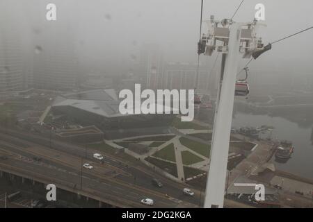 London, Großbritannien. Dezember 2020. Der Kristall von einer absteigenden Seilbahn aus gesehen.London wurde von dichtem Nebel umhüllt, der die Sicht auf weniger als 200 Meter und die Temperaturen auf unter 3 Grad Celsius reduzierte. Kredit: David Mbiyu/SOPA Images/ZUMA Wire/Alamy Live Nachrichten Stockfoto