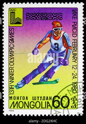 MOSKAU, RUSSLAND - 10. NOVEMBER 2018: Eine in der Mongolei gedruckte Briefmarke zeigt Abfahrt, Olympische Winterspiele 1980, Lake Placid Serie, um 1980 Stockfoto