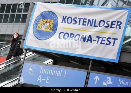 München, Deutschland. Dezember 2020. Thematische Bilderreisen in Zeiten der Corona-Pandemie. KOSTENLOSER CORONA-TEST am Flughafen München am 6. Dezember 2020 Quelle: dpa/Alamy Live News Stockfoto