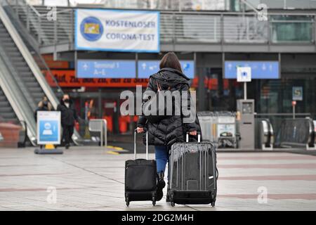 München, Deutschland. Dezember 2020. Thematische Bilderreisen in Zeiten der Corona-Pandemie. Flugreisende am Flughafen München am 6. Dezember 2020. Unterzeichnen Sie für FREIEN CORONA-TEST. Quelle: dpa/Alamy Live News Stockfoto