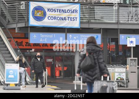 München, Deutschland. Dezember 2020. Thematische Bilderreisen in Zeiten der Corona-Pandemie. Flugreisende am Flughafen München am 6. Dezember 2020. Unterzeichnen Sie für FREIEN CORONA-TEST. Quelle: dpa/Alamy Live News Stockfoto