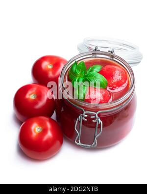 Hausgemachte geschälte Tomaten in Tomatensaft in Glas isoliert Auf Weiß Stockfoto