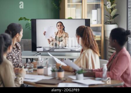 Porträt einer Geschäftsfrau auf dem Computerbildschirm, die mit dem Team spricht und das Dokument während eines Online-Geschäftstreffens im Büro zeigt, Kopierbereich Stockfoto