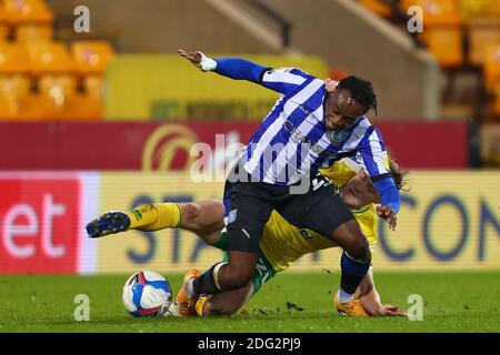 Moses Odubajo von Sheffield Wednesday und Oliver Skipp von Norwich City Battle for Possession - Norwich City gegen Sheffield Wednesday, Sky Bet Championship, Carrow Road, Norwich, UK - 5. Dezember 2020 nur redaktionelle Verwendung - es gelten DataCo-Beschränkungen Stockfoto