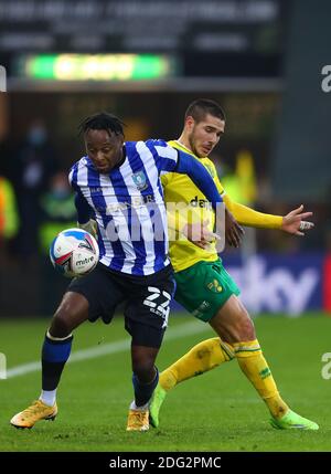 EMI Buendia of Norwich City und Moses Odubajo of Sheffield Mittwoch - Norwich City / Sheffield Mittwoch, Sky Bet Championship, Carrow Road, Norwich, UK - 5. Dezember 2020 nur redaktionelle Verwendung - DataCo Einschränkungen gelten Stockfoto