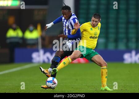 EMI Buendia of Norwich City und Moses Odubajo of Sheffield Mittwoch - Norwich City / Sheffield Mittwoch, Sky Bet Championship, Carrow Road, Norwich, UK - 5. Dezember 2020 nur redaktionelle Verwendung - DataCo Einschränkungen gelten Stockfoto