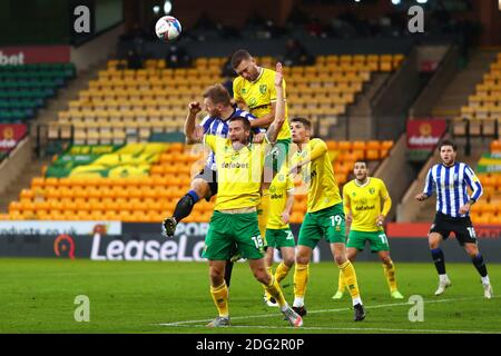 Tom Lees von Sheffield Mittwoch Kämpfe mit Ben Gibson und Marco Stiepermann von Norwich City - Norwich City / Sheffield Mittwoch, Sky Bet Championship, Carrow Road, Norwich, UK - 5. Dezember 2020 nur redaktionelle Verwendung - DataCo Einschränkungen gelten Stockfoto