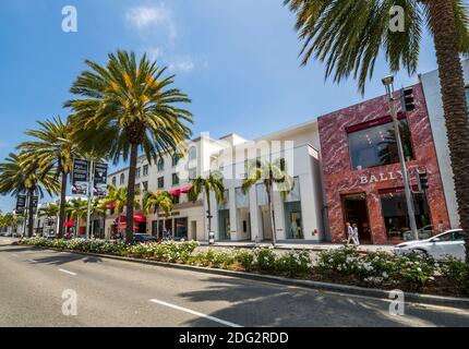 Blick auf Geschäfte auf Rodeo Drive, Beverley Hills, Los Angeles, Kalifornien, Vereinigte Staaten von Amerika, Nordamerika Stockfoto