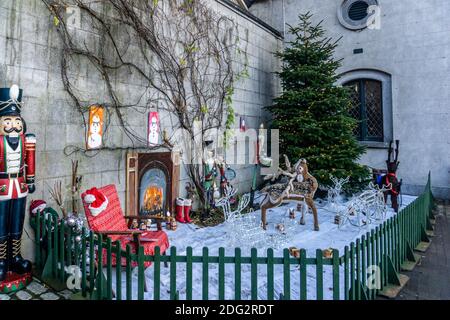 Eine Weihnachtsszene in Farmleigh in West Dublin, Irland, mit Schnee auf dem Boden, einem Rentier, einem Weihnachtsbaum und einem offenen Feuer. Stockfoto