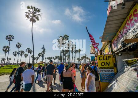 Blick auf Palmen und Besucher am Ocean Front Walk in Venice Beach, Los Angeles, Kalifornien, Vereinigte Staaten von Amerika, Nordamerika Stockfoto