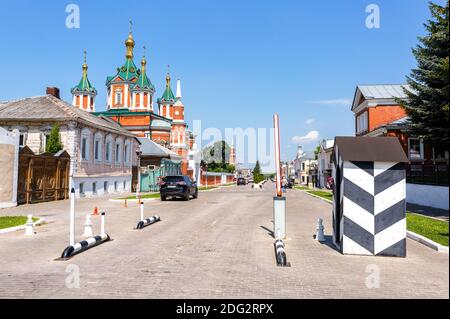 Kolomna, Russland - 7. Juli 2020: Heilig-Kreuz-Kathedrale des Brusenski Klosters in der Lazhechnikova Straße in Kolomna an einem sonnigen Sommertag Stockfoto