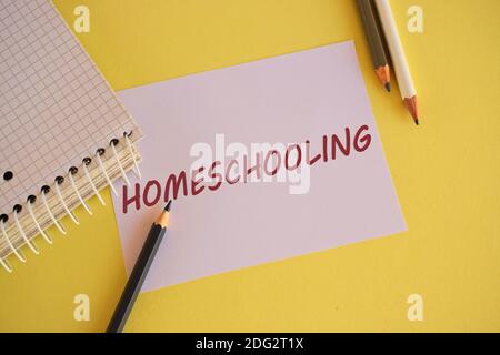 Word Writing Text homeschooling Business-Konzept für Homeschooling Online-Bildung ELearning Messenger Room mit Chat Heads Sprechblasen Stockfoto