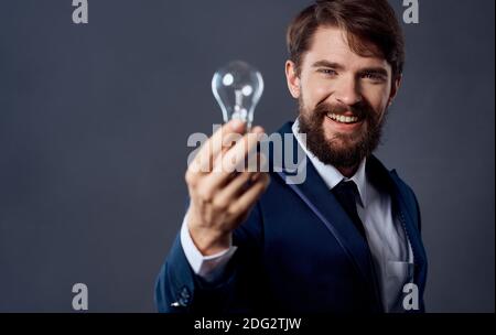 Mann Hand Erfolg Ideen Gehirn grau Hintergrund beschnitten Ansicht Stockfoto