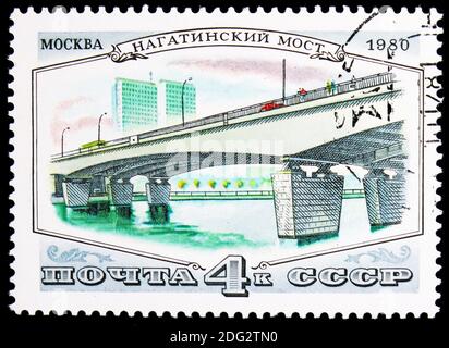 MOSKAU, RUSSLAND - 10. NOVEMBER 2018: Eine in der UdSSR (Russland) gedruckte Briefmarke zeigt die Nagatino-Brücke, die Moskauer Brückenserie, um 1980 Stockfoto