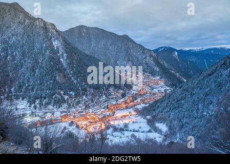 Stadtbild von Arinsal, La Massana, Andorra im Winter. Stockfoto