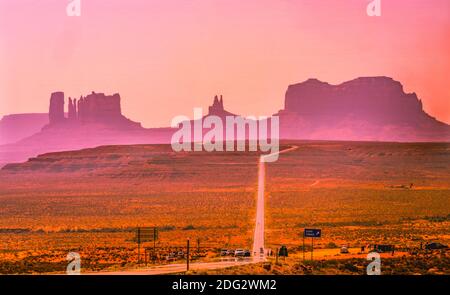 Farbenfrohe Red Orange Rock Formationen Canyon Cliff Desert Monument Valley Utah. Stockfoto