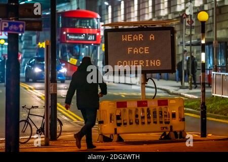 London, Großbritannien. Dezember 2020. Coronavirus: Rush Hour vor Waterloo Station. Die Gesichtsbedeckungen bleiben für alle Benutzer des öffentlichen Nahverkehrs in Kraft. Kredit: Guy Corbishley/Alamy Live Nachrichten Stockfoto