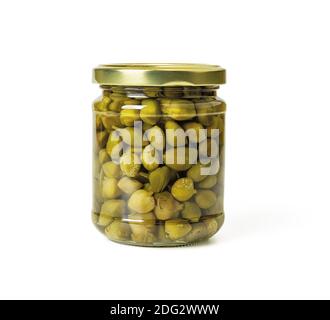 Glas eingelegter Kapern in Salzlake auf weißem Hintergrund isoliert. Marinierte Knospen von Kaperbusch. Mediterrane Küche. Bio-Gewürze und Gewürze. Stockfoto
