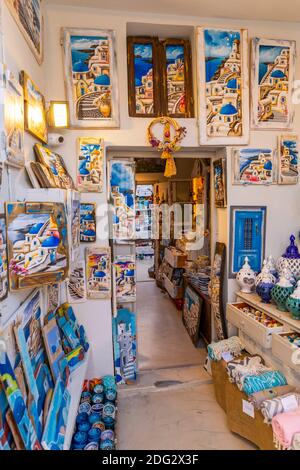 Ansicht von Souvenir bemalte Bilder Shop in Oia, Santorini, griechische Inseln, Griechenland, Europa Stockfoto