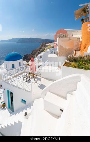 Blick auf die blaue Kuppelkirche vom Café in Oia Dorf, Santorini, Ägäische Insel, Kykladen Insel, griechische Inseln, Griechenland, Europa Stockfoto