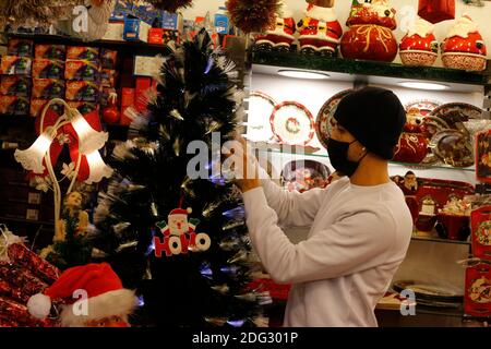 Jerusalem. Dezember 2020. Ein Händler arrangiert Weihnachtsdekorationen in einem Geschäft in Jerusalems Altstadt am 7. Dezember 2020. Kredit: Muammar Awad/Xinhua/Alamy Live Nachrichten Stockfoto