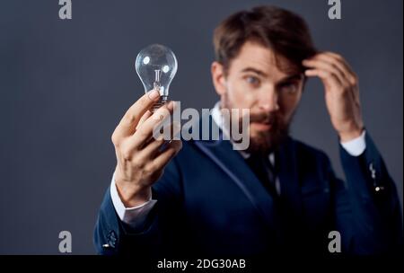 Mann Hand Erfolg Ideen Gehirn grau Hintergrund beschnitten Ansicht Stockfoto