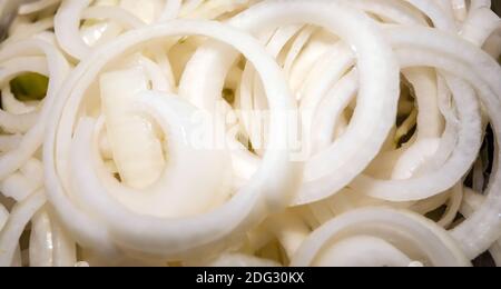 Zwiebeln in Scheiben geschnitten zubereitet Stockfoto