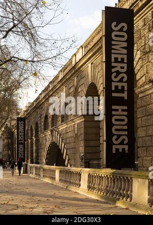 Die Seitenansicht des Somerset House in der Nachmittagssonne. London Stockfoto