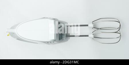 Weißer moderner Handmixer isoliert auf Studiohintergrund Stockfoto