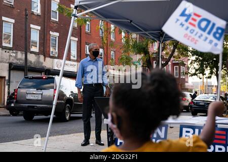 Der ehemalige US-Präsident Barack Obama spricht am 21. Oktober 2020 bei einem Wähler-Aktivierungszentrum (VAC) in Philadelphia, Pennsylvania, mit Freiwilligen. - der ehemalige US-Präsident Barack Obama hat heute den Wahlkampf für Joe Biden angestoßen, um die Unterstützung für seinen ehemaligen Vizepräsidenten bei jungen Amerikanern und schwarzen Wählern in der letzten Etappe des Weißen Hauses zu gewinnen. Quelle: Alex Edelman/The Photo Access Stockfoto