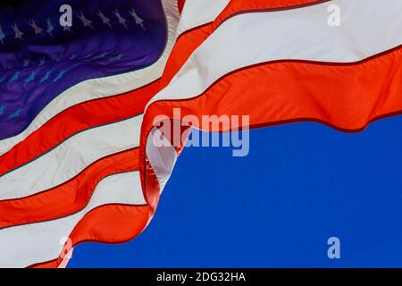 Flagge der Vereinigten Staaten von Amerika winkt im Windtuch-Mannschaftsbanner. Stockfoto