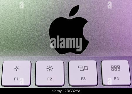 Schwarzes Apple-Logo auf Aluminium-Hintergrund. Stockfoto