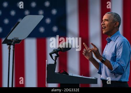Der ehemalige US-Präsident Barack Obama spricht während einer Drive-in-Kundgebung am 21. Oktober 2020 in Philadelphia, Pennsylvania, die Anhänger von Biden-Harris an. - der ehemalige US-Präsident Barack Obama hat heute den Wahlkampf für Joe Biden angestoßen, um die Unterstützung für seinen ehemaligen Vizepräsidenten bei jungen Amerikanern und schwarzen Wählern in der letzten Etappe des Weißen Hauses zu gewinnen. Quelle: Alex Edelman/The Photo Access Stockfoto