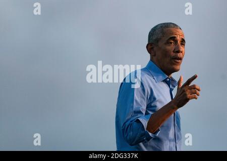 Der ehemalige US-Präsident Barack Obama spricht während einer Drive-in-Kundgebung am 21. Oktober 2020 in Philadelphia, Pennsylvania, die Anhänger von Biden-Harris an. - der ehemalige US-Präsident Barack Obama hat heute den Wahlkampf für Joe Biden angestoßen, um die Unterstützung für seinen ehemaligen Vizepräsidenten bei jungen Amerikanern und schwarzen Wählern in der letzten Etappe des Weißen Hauses zu gewinnen. Quelle: Alex Edelman/The Photo Access Stockfoto